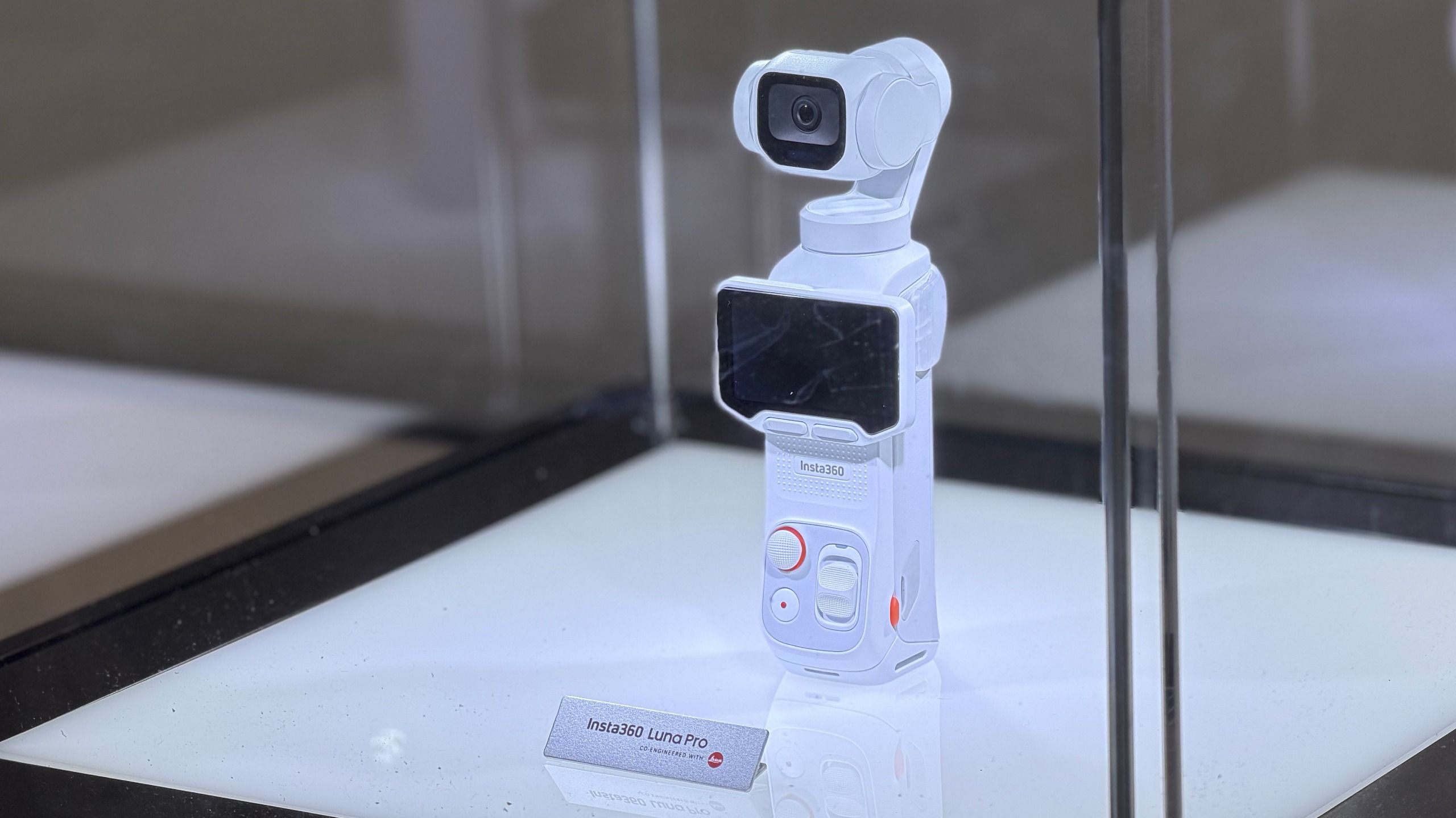 Insta360 Luna Pro: Camera Gimbal 4K Dọc Độc Đáo, Đối Thủ DJI?
