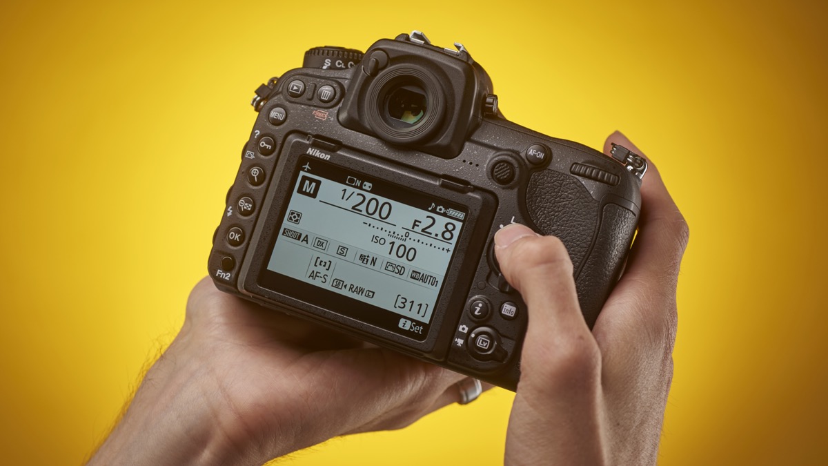 Mặt sau máy ảnh Nikon D500 với hệ thống nút bấm chuẩn chuyên nghiệp