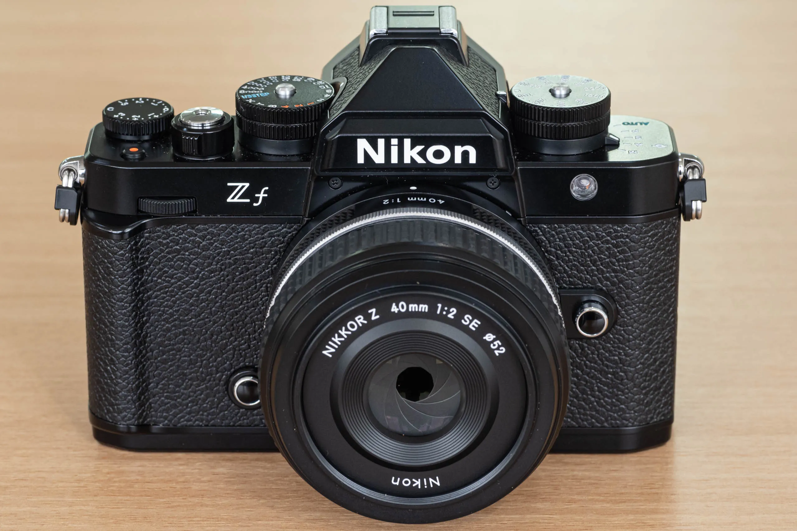 Máy ảnh Nikon Zf phong cách hoài cổ retro cùng ống kính 40mm f2 SE