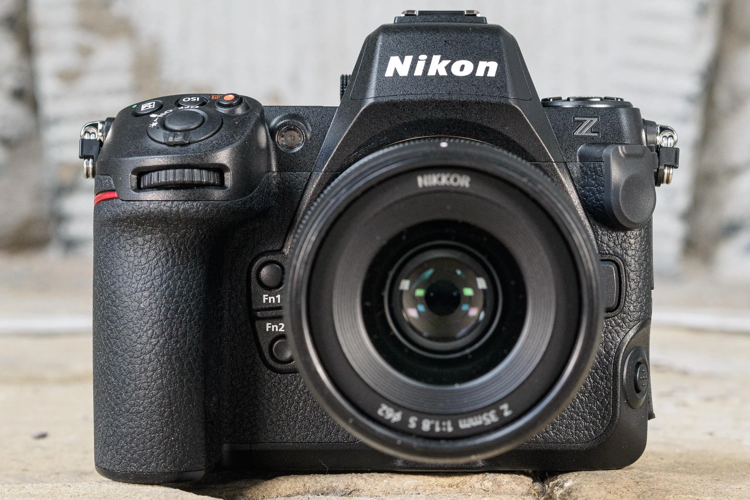 Mặt trước máy ảnh Nikon Z8 gắn ống kính prime 35mm f1.8