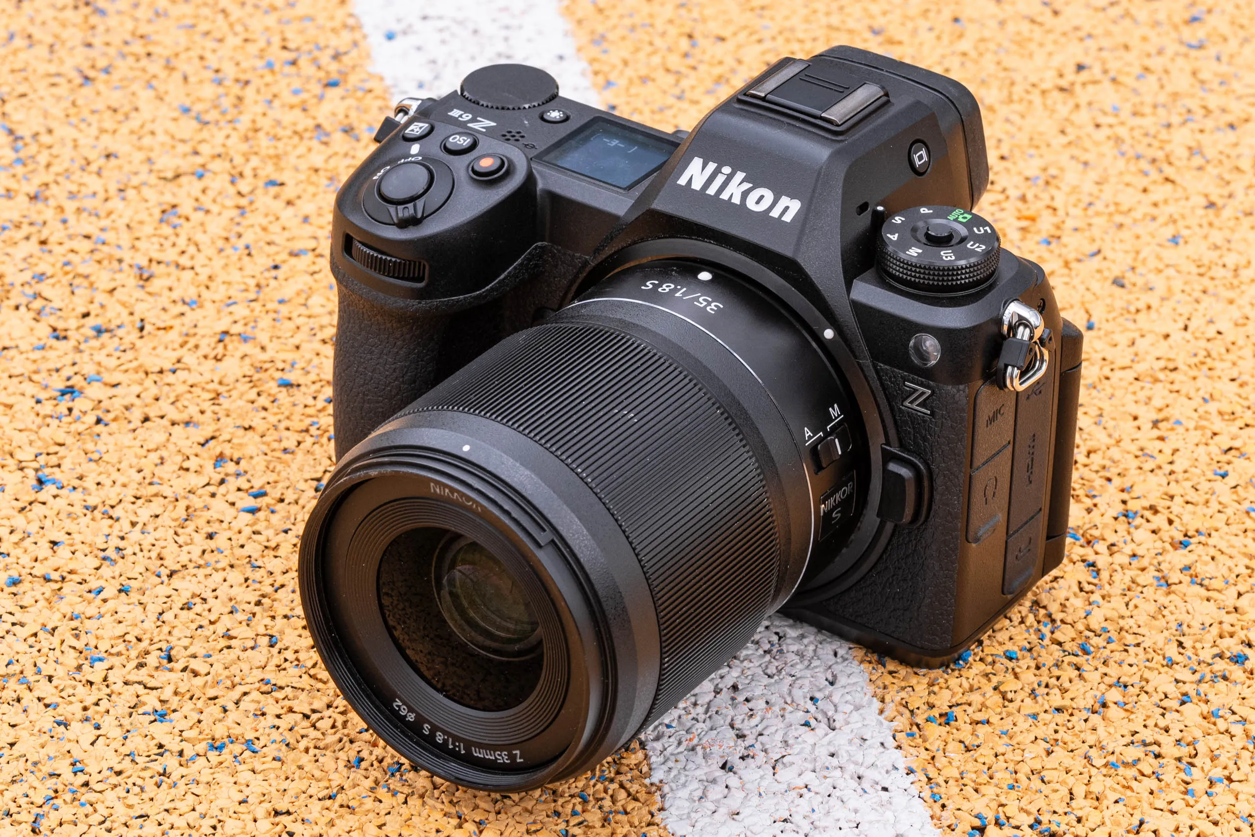 Nikon Z6 III thân máy hybrid chuyên nghiệp với ống kính 35mm f1.8