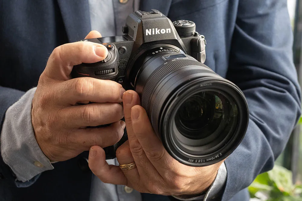 Nikon Z9 thân máy tích hợp báng cầm dọc cầm trên tay thực tế