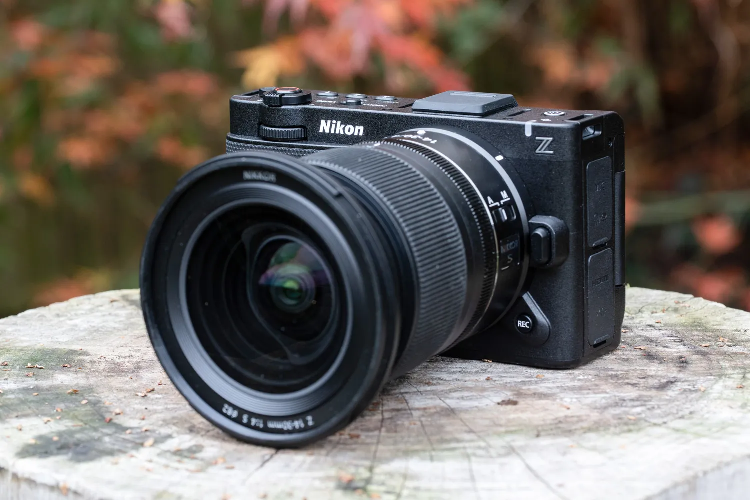 Máy ảnh quay phim chuyên dụng Nikon ZR góc nhìn ba phần tư
