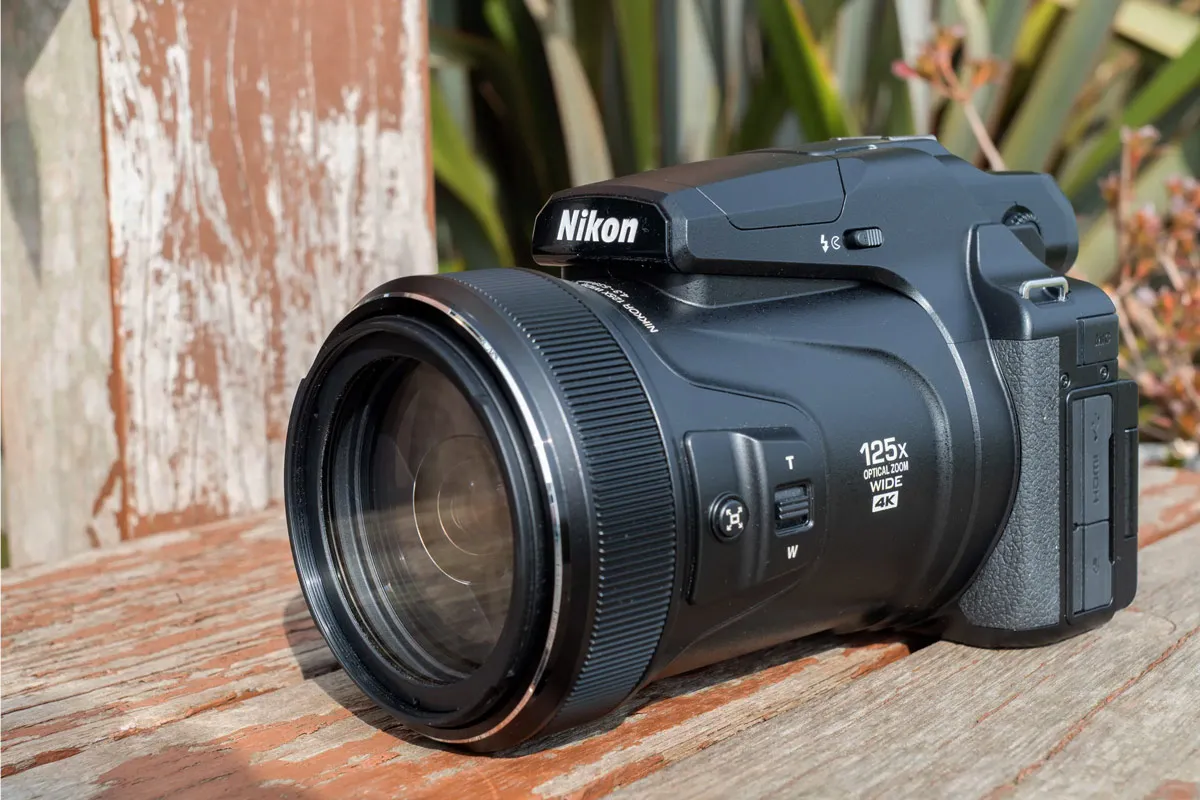 Máy ảnh siêu zoom Nikon Coolpix P1100 tiêu cự tương đương 24-3000mm