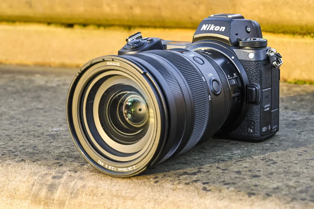 Nikon Z7 II độ phân giải 45.7MP gắn ống kính 24-70mm f2.8