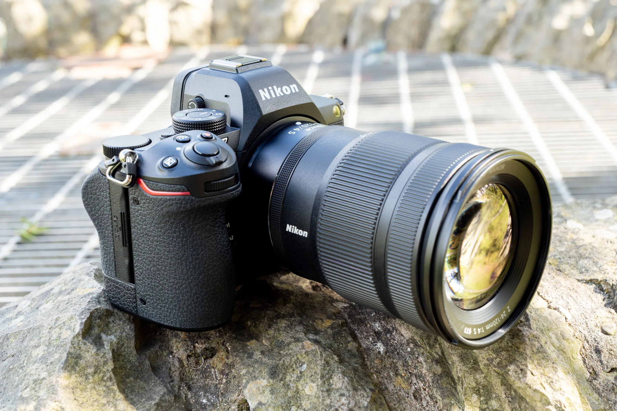 Nikon Z5 II gắn ống kính zoom đa dụng 24-120mm