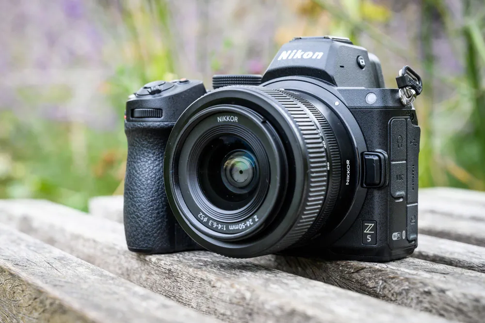 Nikon Z5 gắn ống kính zoom gọn nhẹ 24-50mm