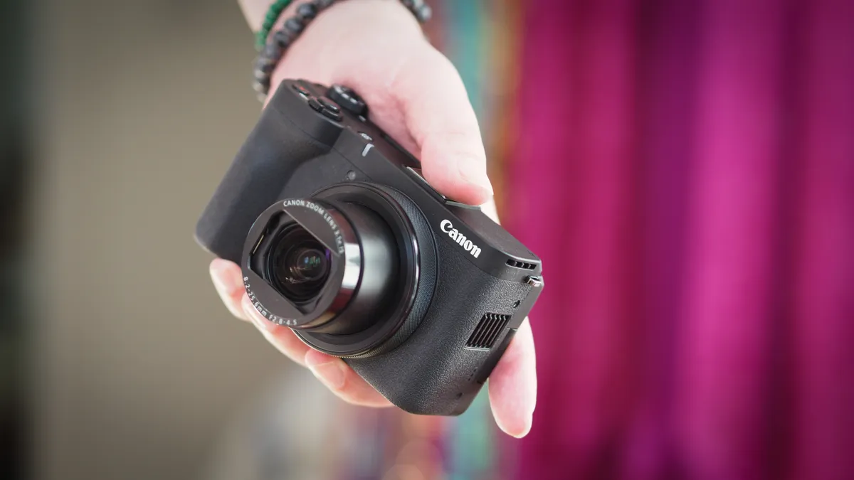 Máy ảnh ngắm chụp nhỏ gọn Canon PowerShot V1 trên tay người dùng