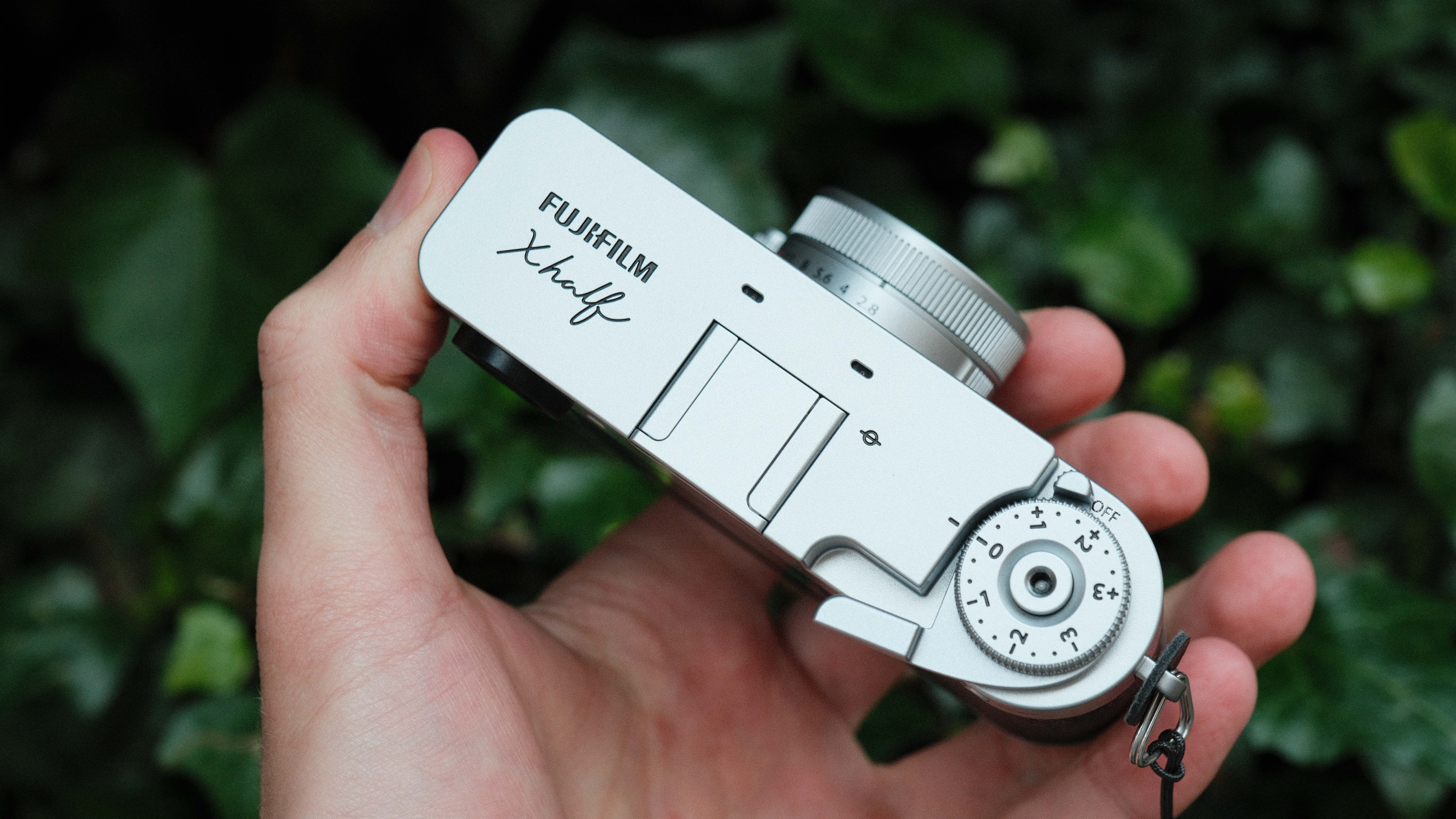 Cầm máy ảnh Fujifilm X-Half trên tay với thiết kế nhỏ gọn hoài cổ
