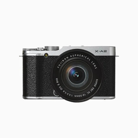 Thân máy ảnh mirrorless Fujifilm X-A2 màu bạc với màn hình lật hỗ trợ selfie