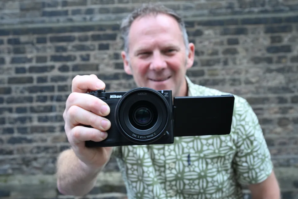 Máy ảnh mirrorless chuyên quay phim Nikon ZR trên tay người dùng