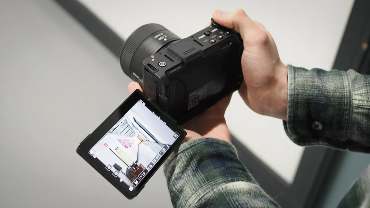 Mike Harris trải nghiệm trên tay máy quay Nikon ZR cùng ống kính 40mm