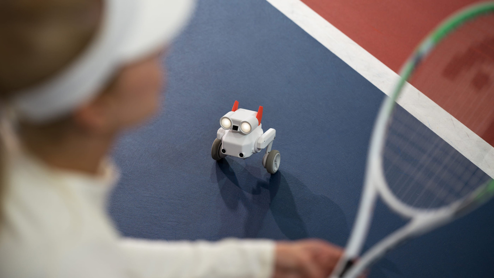 Góc nhìn từ trên cao Mondo Robotics BENI bám sát bước di chuyển trên sân Tennis