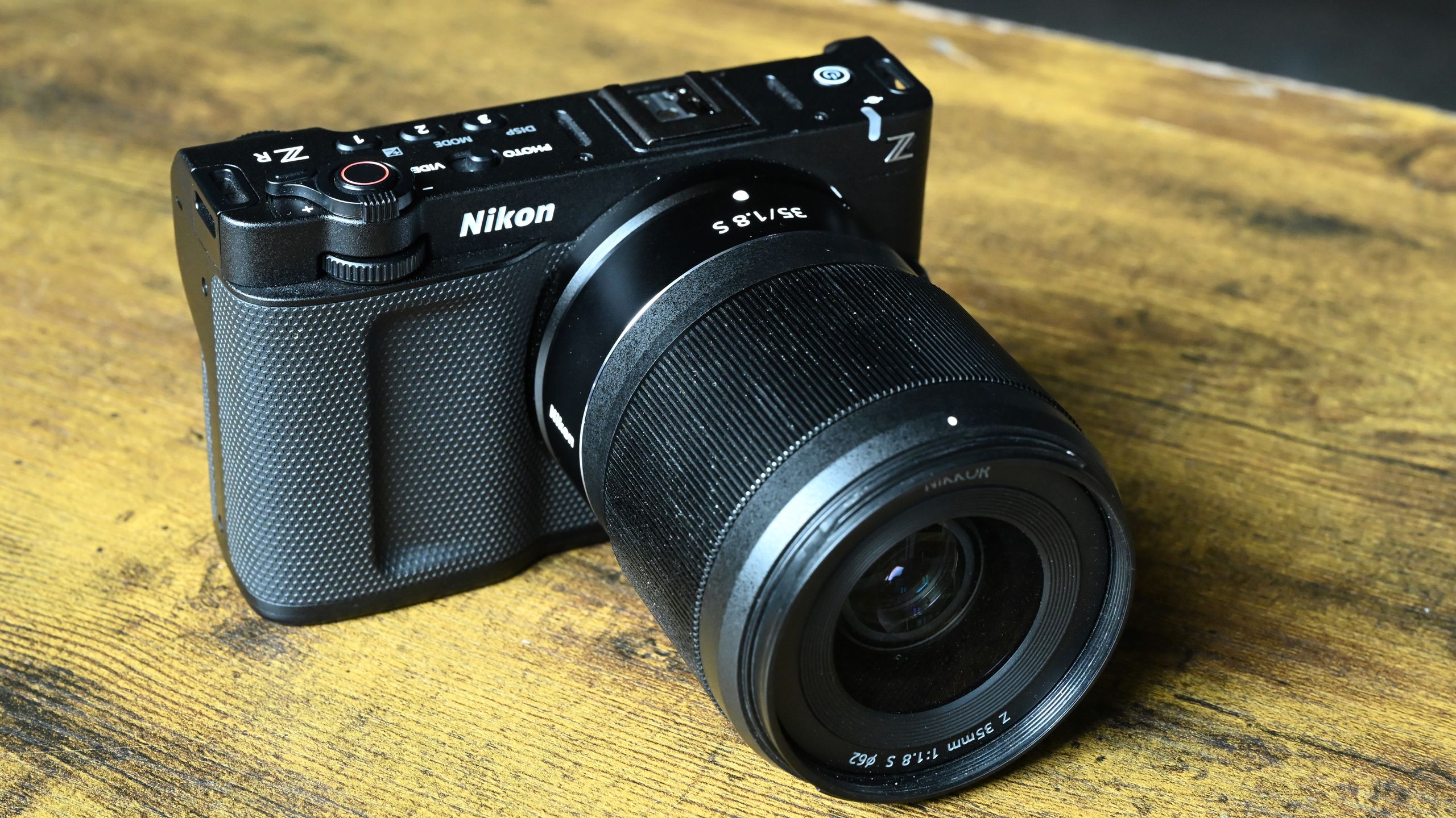 Máy quay điện ảnh nhỏ gọn Nikon ZR tích hợp công nghệ RED