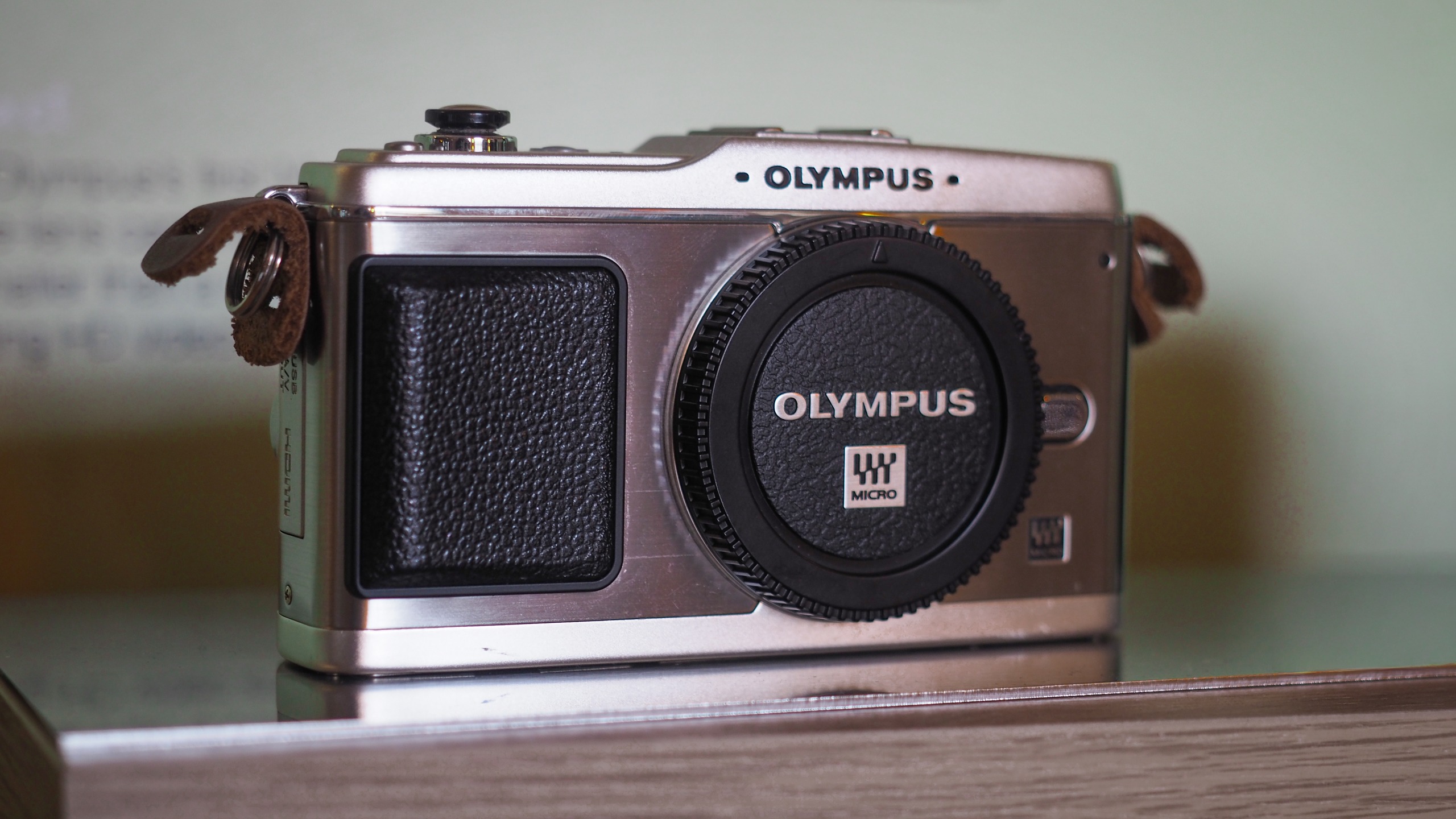 Máy ảnh mirrorless phong cách cổ điển Olympus PEN E-P1