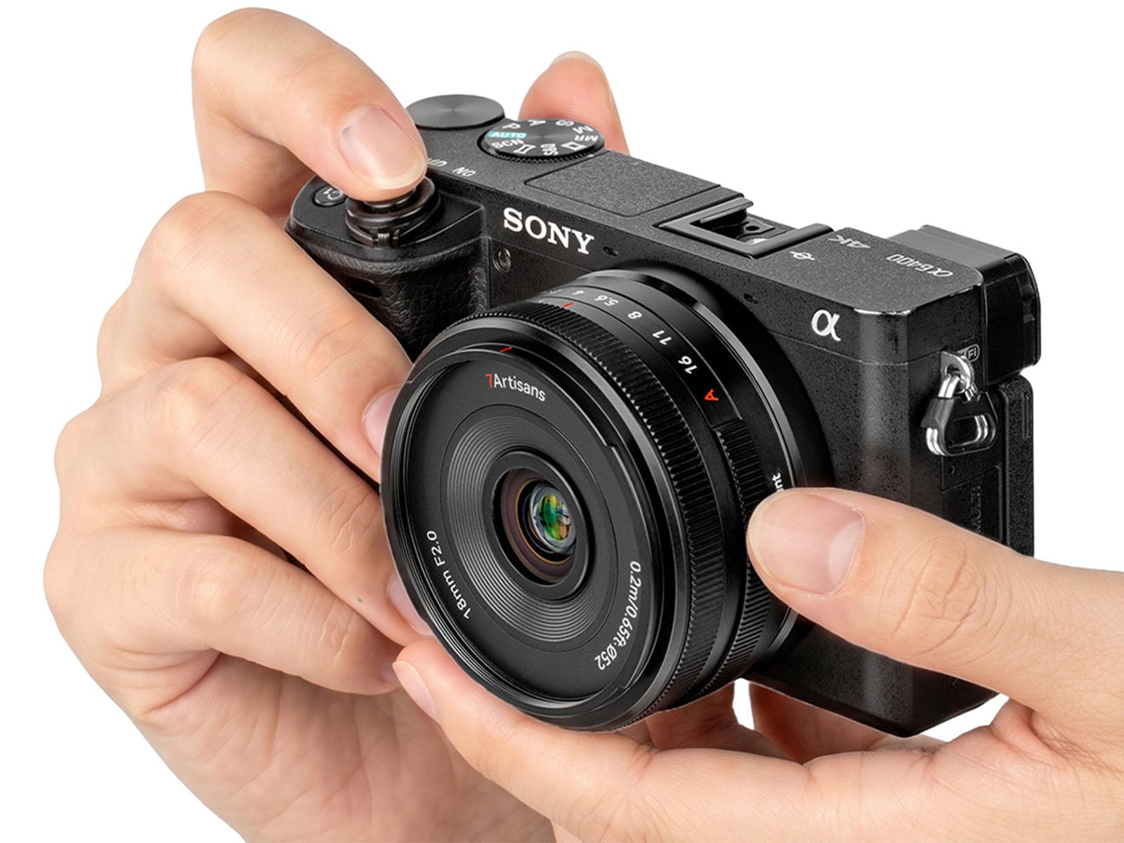 Thao tác cầm máy ảnh Sony Alpha gắn ống kính 7Artisans AF 18mm f/2 trên tay