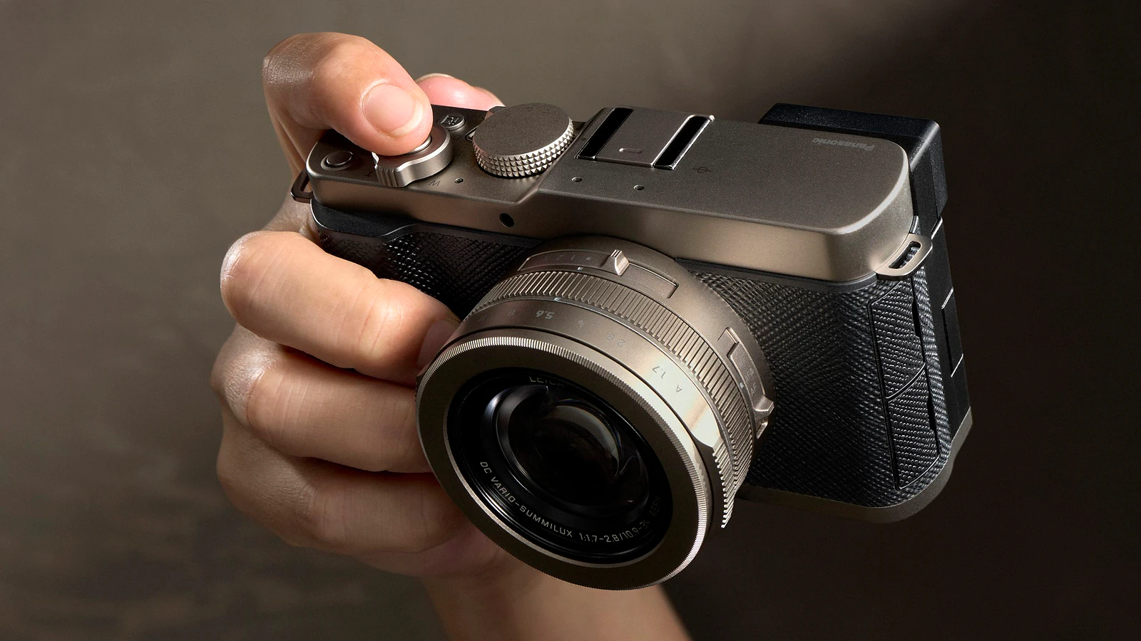 Panasonic Lumix L10: Máy Ảnh Compact Có Kính Ngắm Tốt Nhất 2026-2027?