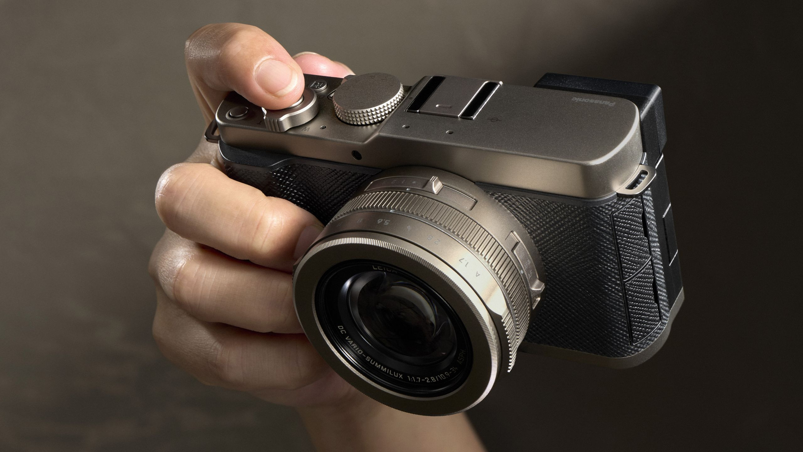 Panasonic Lumix L10: Máy Ảnh Compact Có Kính Ngắm Tốt Nhất 2026-2027?