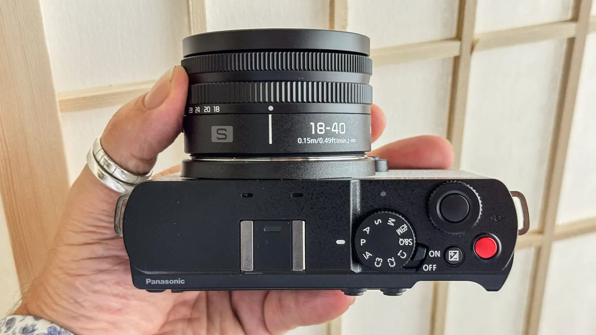 Panasonic Lumix S9: Full-frame nhỏ gọn như P&S, giá hời khó tin!