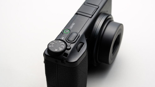 Ricoh GR IV: Máy Ảnh Compact APS-C Đỉnh Cao, Tốc Độ Màn Trập