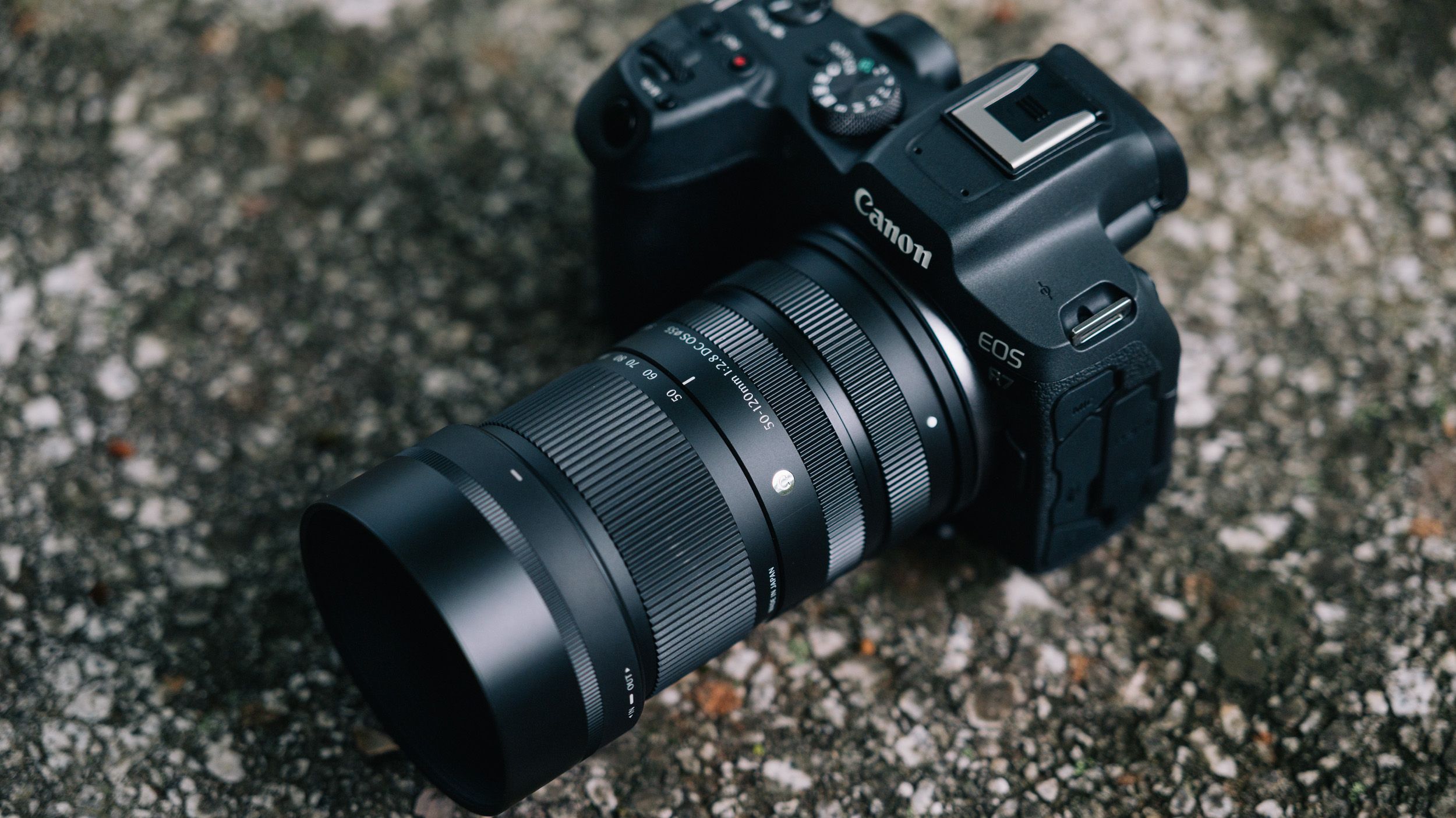 Sigma 50-120mm f/2.8: Hoàn Thiện Bộ Ba Zoom Crop Sensor Ấn Tượng