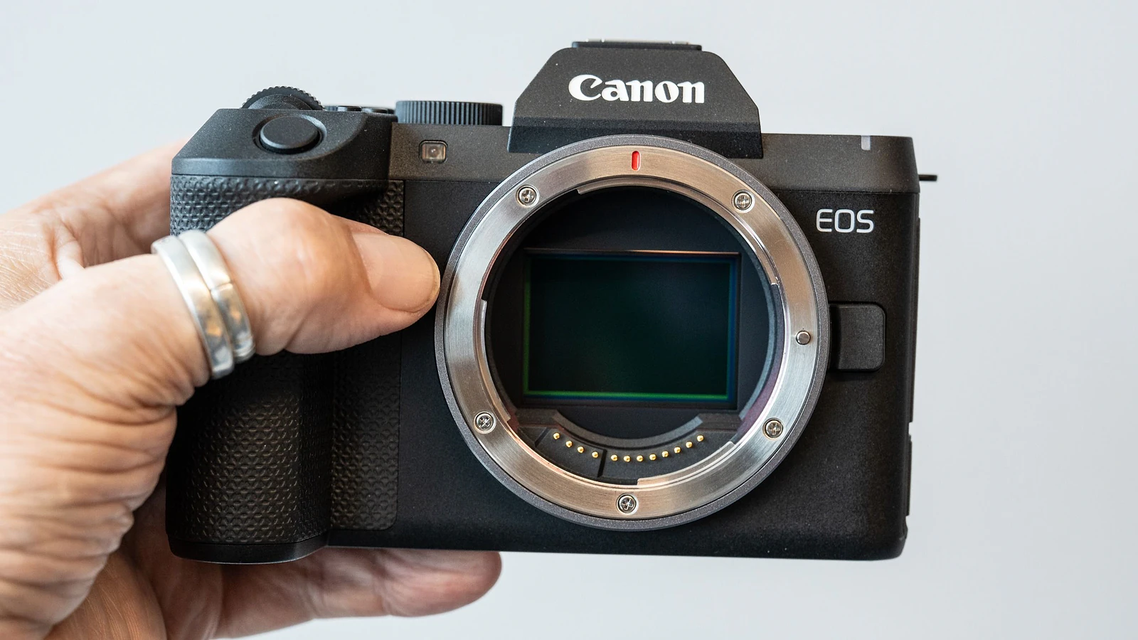 Canon EOS R8 Mark II: Thiết kế retro gây ấn tượng mạnh - Hình 1
