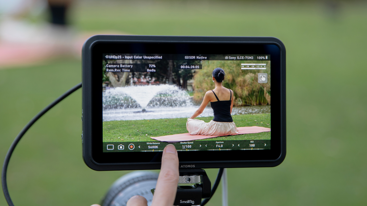 Mặt sau với khe pin kép Sony NP-F Hot-swap trên Atomos Shinobi 7 II