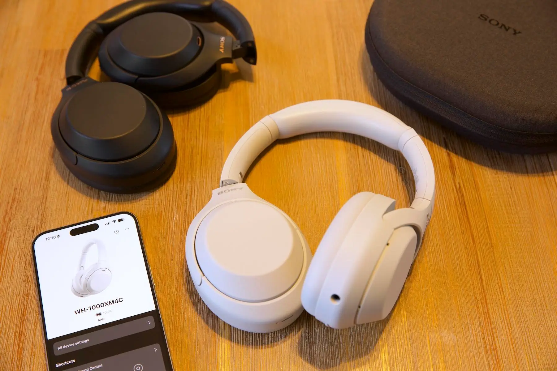 So sánh Sony WH-1000XM4C và phiên bản WH-1000XM4