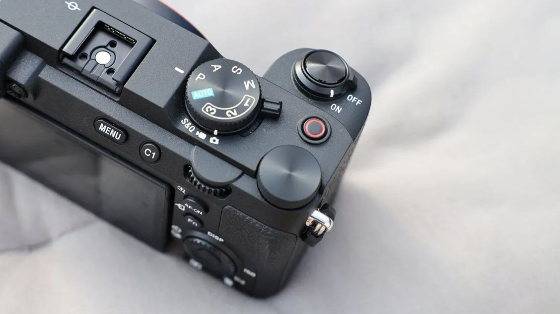 Sony A7C II Lại Thống Trị Nhật Bản, A7 V Lùi Bước — Lý Do Gì?