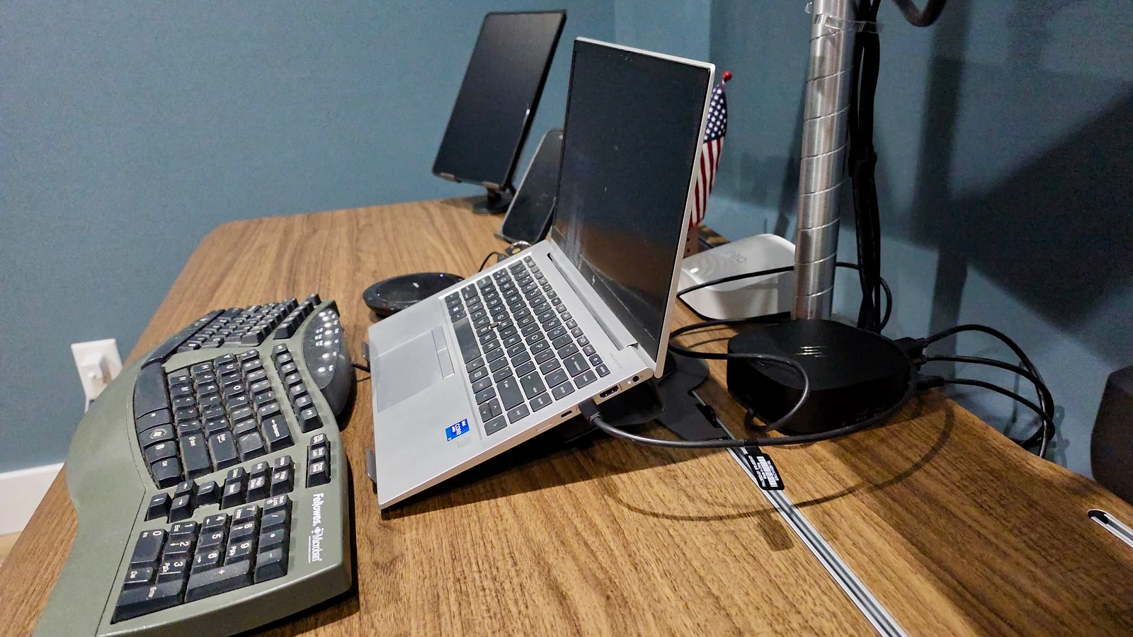 Vari Electric Standing Desk TechTrack: Nâng Tầm Không Gian Làm Việc Hiện Đại - Hình 1