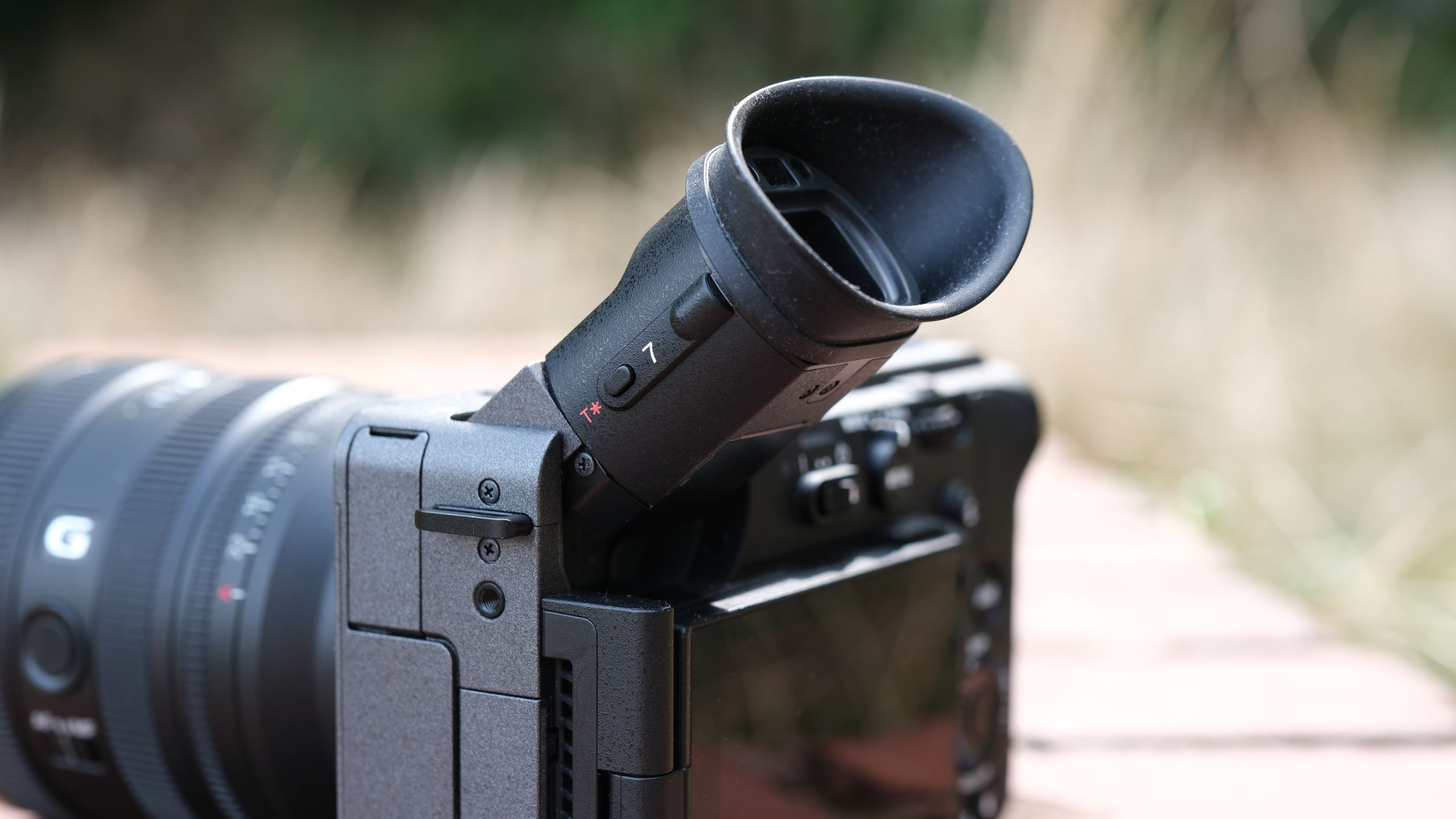 Sony FX5: Lý Do Ghen Tị Với Ống Ngắm Điện Tử Xoay Linh Hoạt