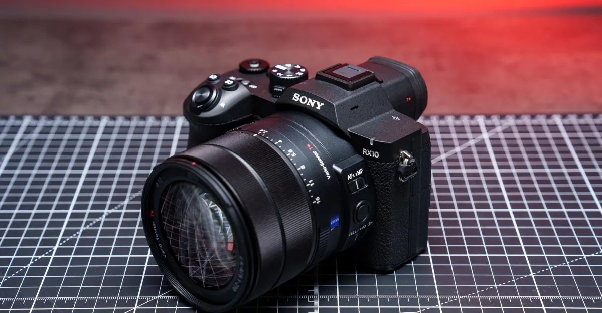Sony RX10 V trở lại: Superzoom đẳng cấp, cảm biến Stacked 30fps
