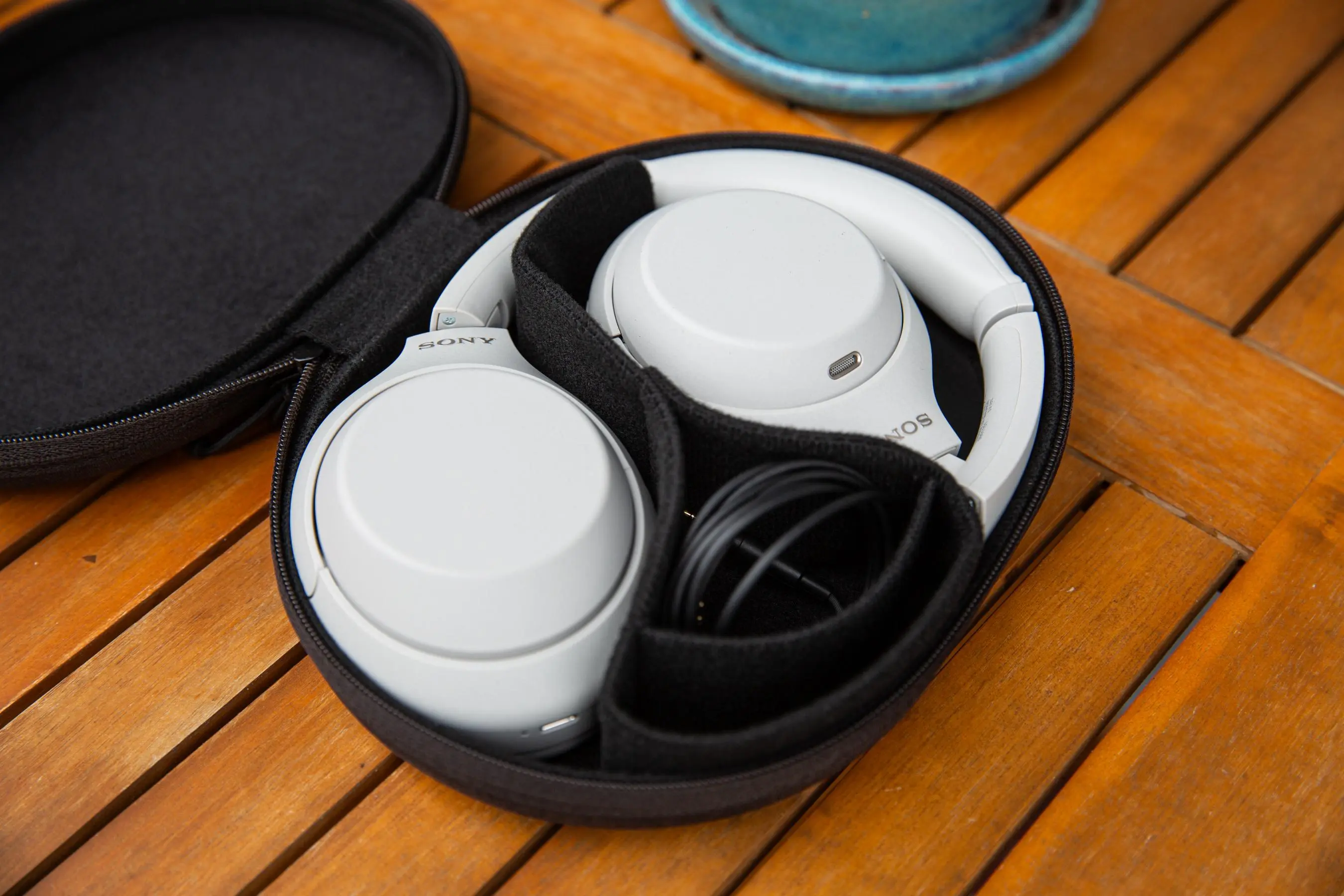 Tai nghe Sony WH-1000XM4C trong hộp đựng cứng cáp