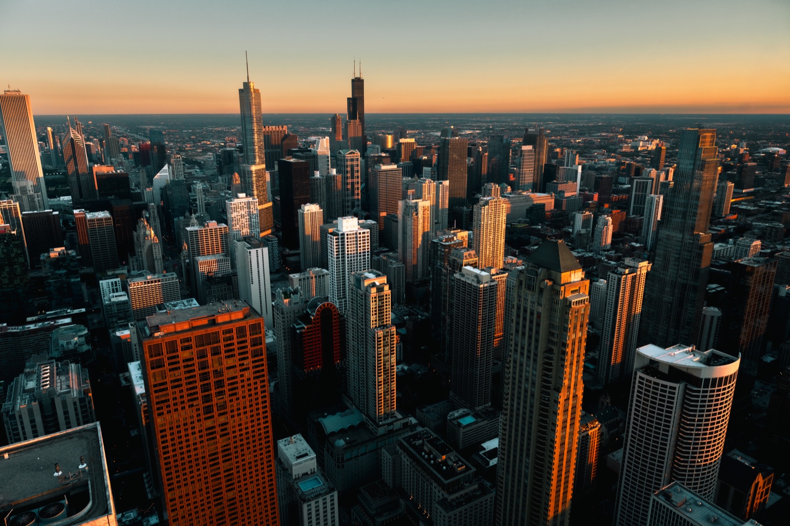 Ảnh sample độ phân giải cao chụp hoàng hôn thành phố Chicago từ Tamron 16-50mm F/2.8 A B091 trên Sony a6700 tại 16mm