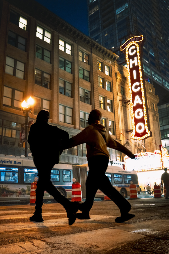 Ảnh chụp đêm đường phố Chicago với bảng đèn neon từ Tamron 16-50mm F/2.8 A B091 bản Sony E