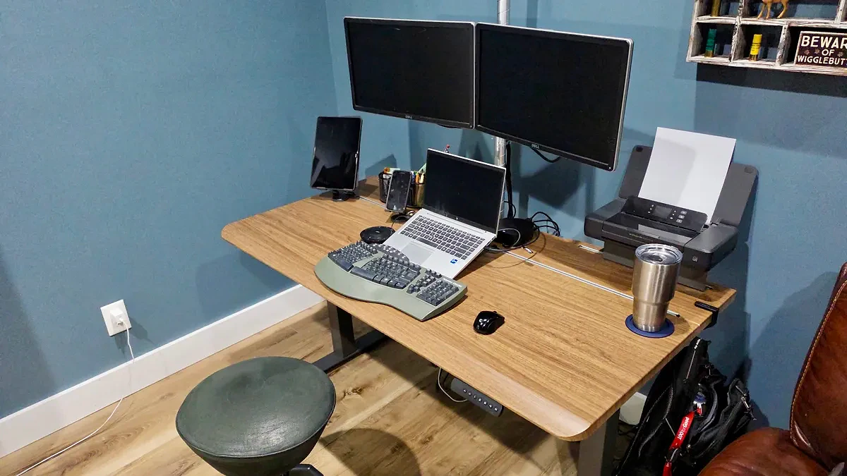 Vari Electric Standing Desk TechTrack: Nâng Tầm Không Gian Làm Việc Hiện Đại
