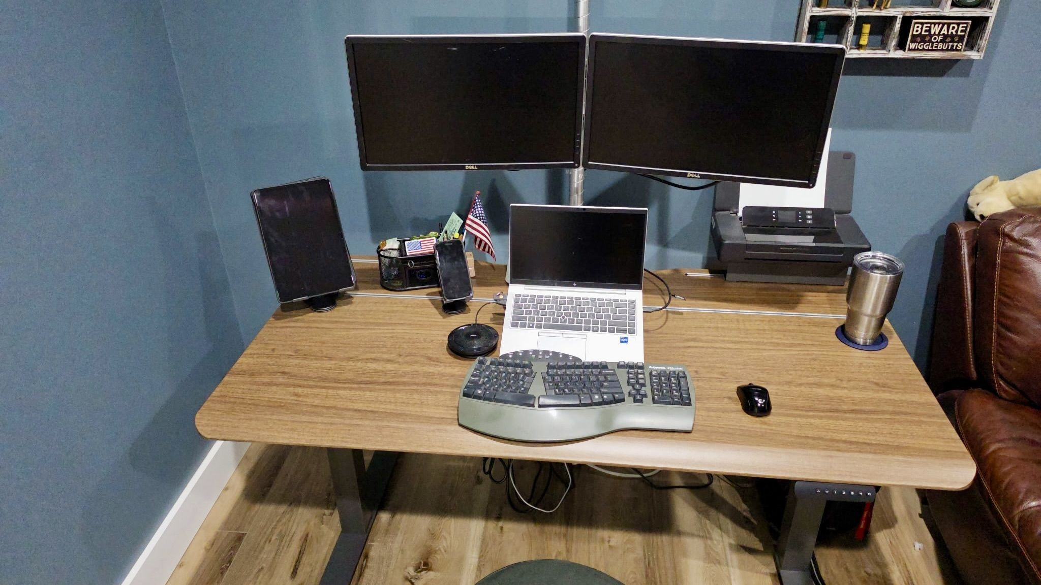 Vari Electric Standing Desk TechTrack: Nâng Tầm Không Gian Làm Việc Hiện Đại