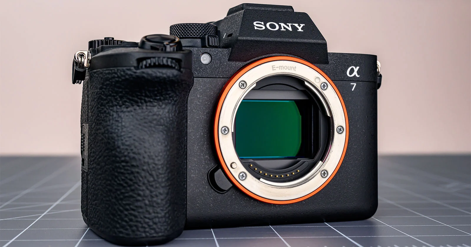 Vì sao Sony A7 V Thống Trị Doanh Số Máy Ảnh Nhật Bản 2026?