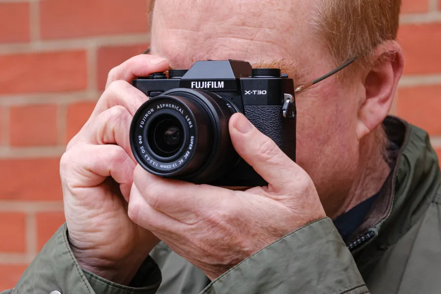 Máy ảnh Fujifilm X-T30 III nhỏ gọn phong cách hoài cổ trên tay