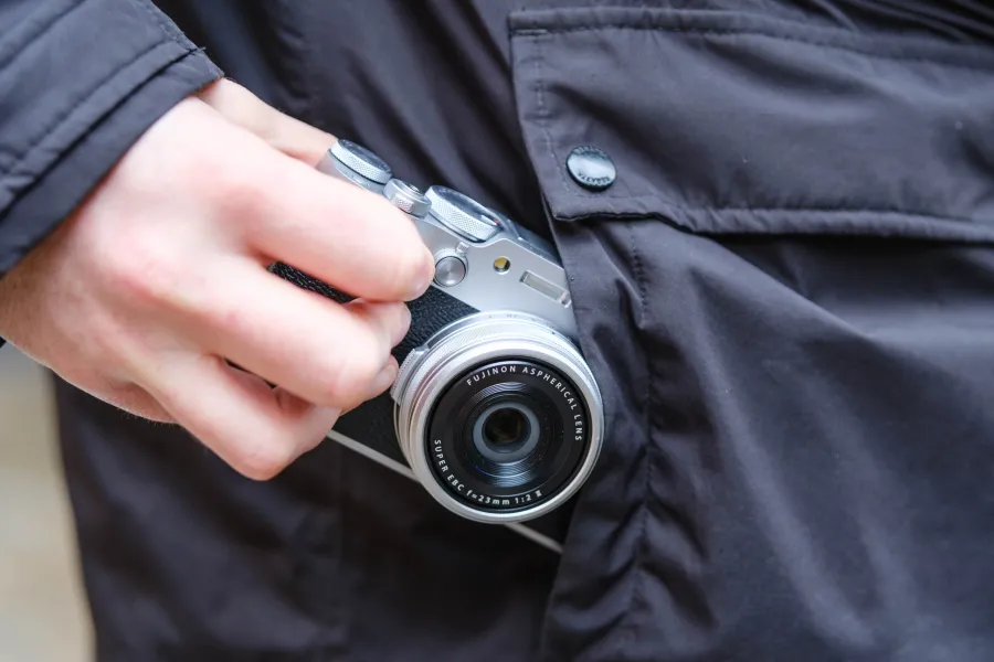Máy ảnh compact cao cấp Fujifilm X100VI nhỏ gọn dễ dàng bỏ túi áo khoác