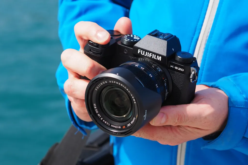Máy ảnh hybrid Fujifilm X-S20 kèm ống kính zoom 18-55mm