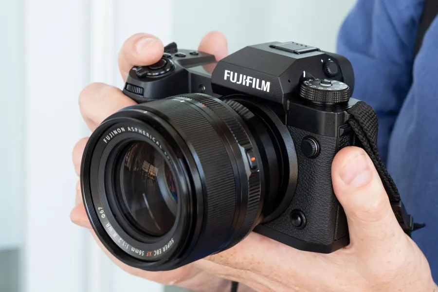 Máy ảnh Fujifilm X-H2 gắn ống kính chân dung Fujinon XF 56mm f1.2 R WR