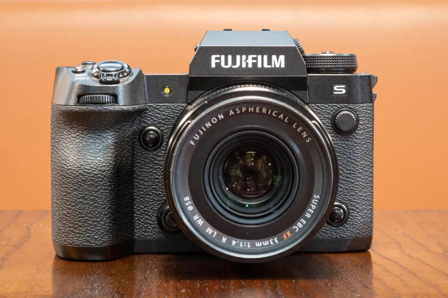Máy ảnh tốc độ cao Fujifilm X-H2S chuyên chụp thể thao và chim muông