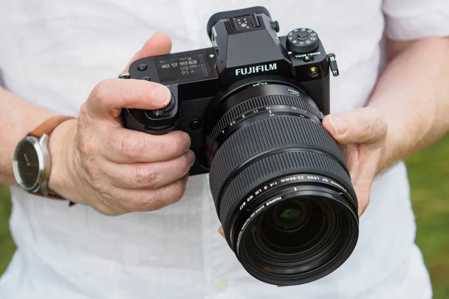 Máy ảnh medium format Fujifilm GFX100S II 102MP trên tay