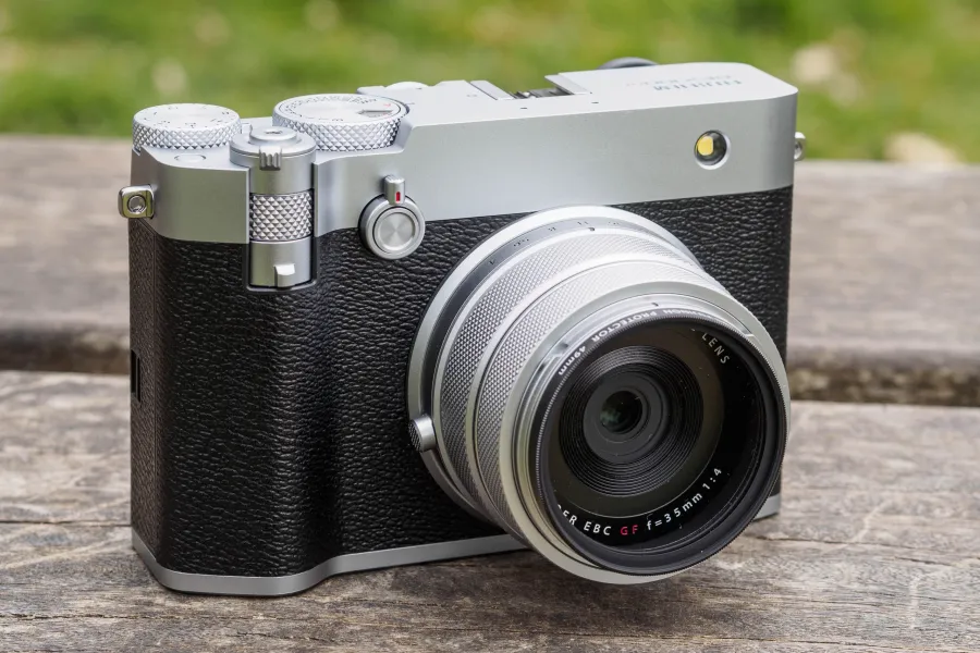 Máy ảnh compact medium format Fujifilm GFX100RF kèm kính lọc