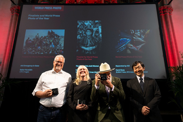 Trao tặng máy ảnh Fujifilm GFX cho quán quân cuộc thi World Press Photo