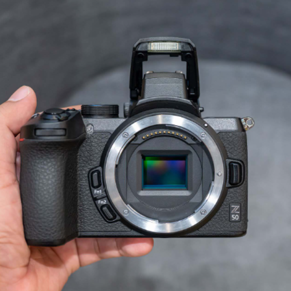 So sánh máy ảnh DSLR và Mirrorless