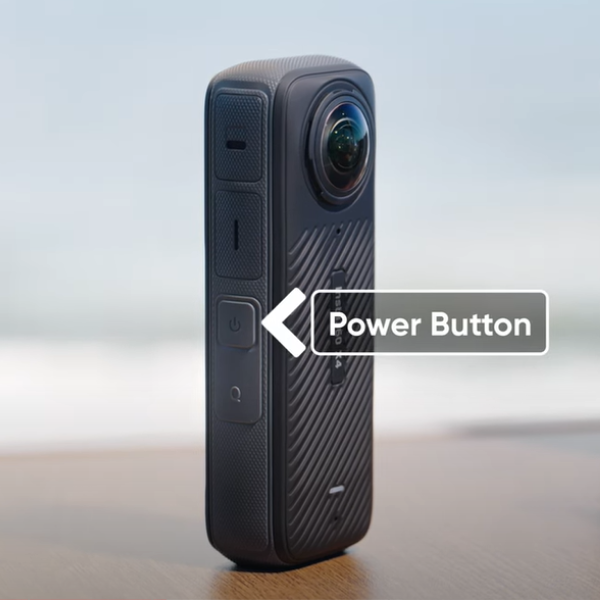 Nhấn nút power để khởi động Insta360 X4