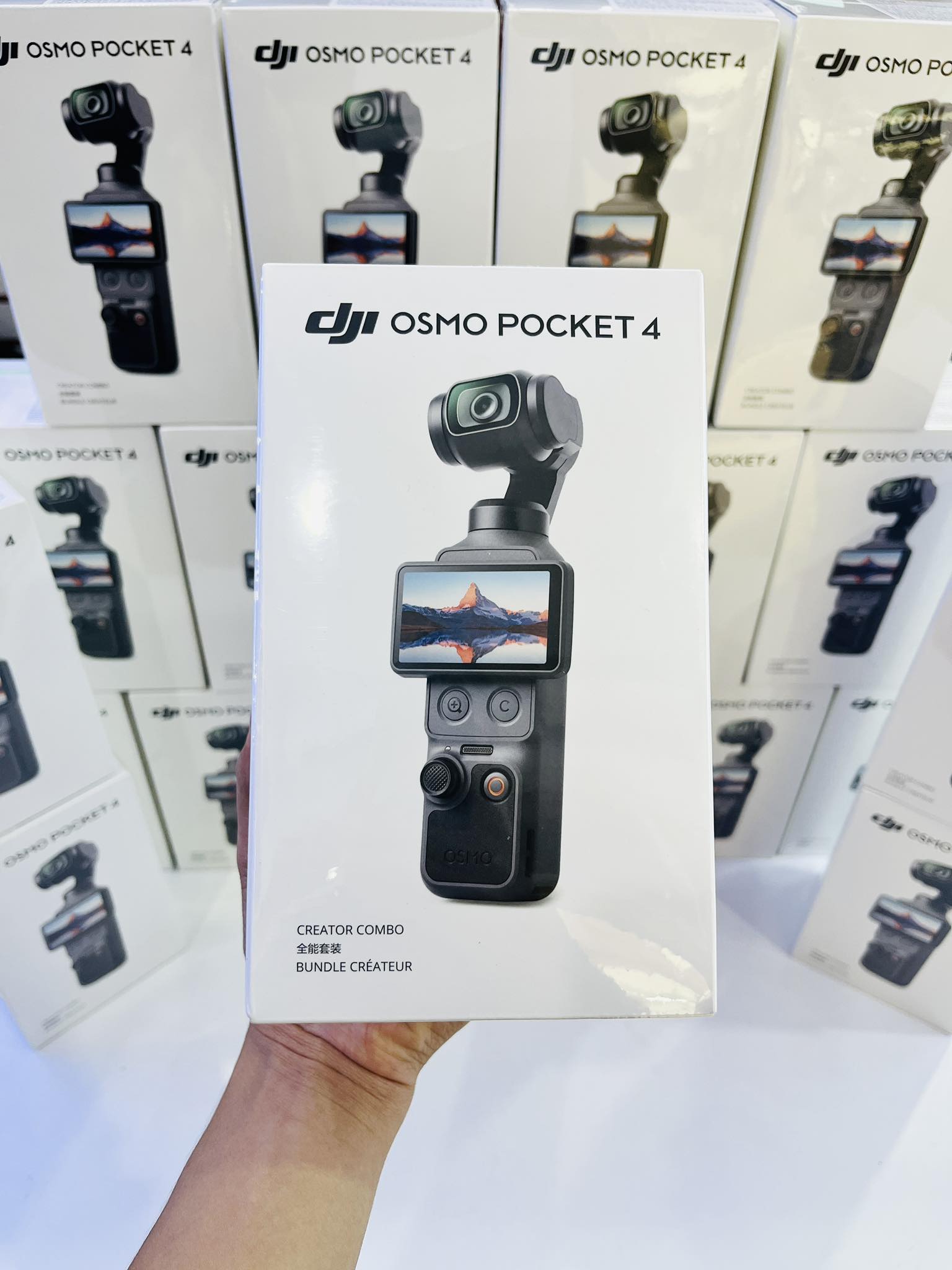 DJI-Pocket-4-vs-Pocket-3-7-Nang-Cap-Dang-Gia-Cho-May-Quay-Vlog-1.jpg