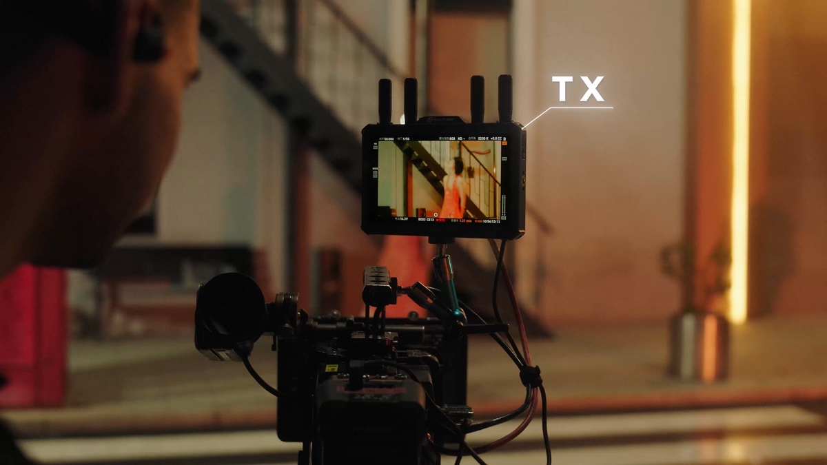 Hollyland Pyro 7 Ultra gắn trên rig máy quay chuyên nghiệp trên phim trường